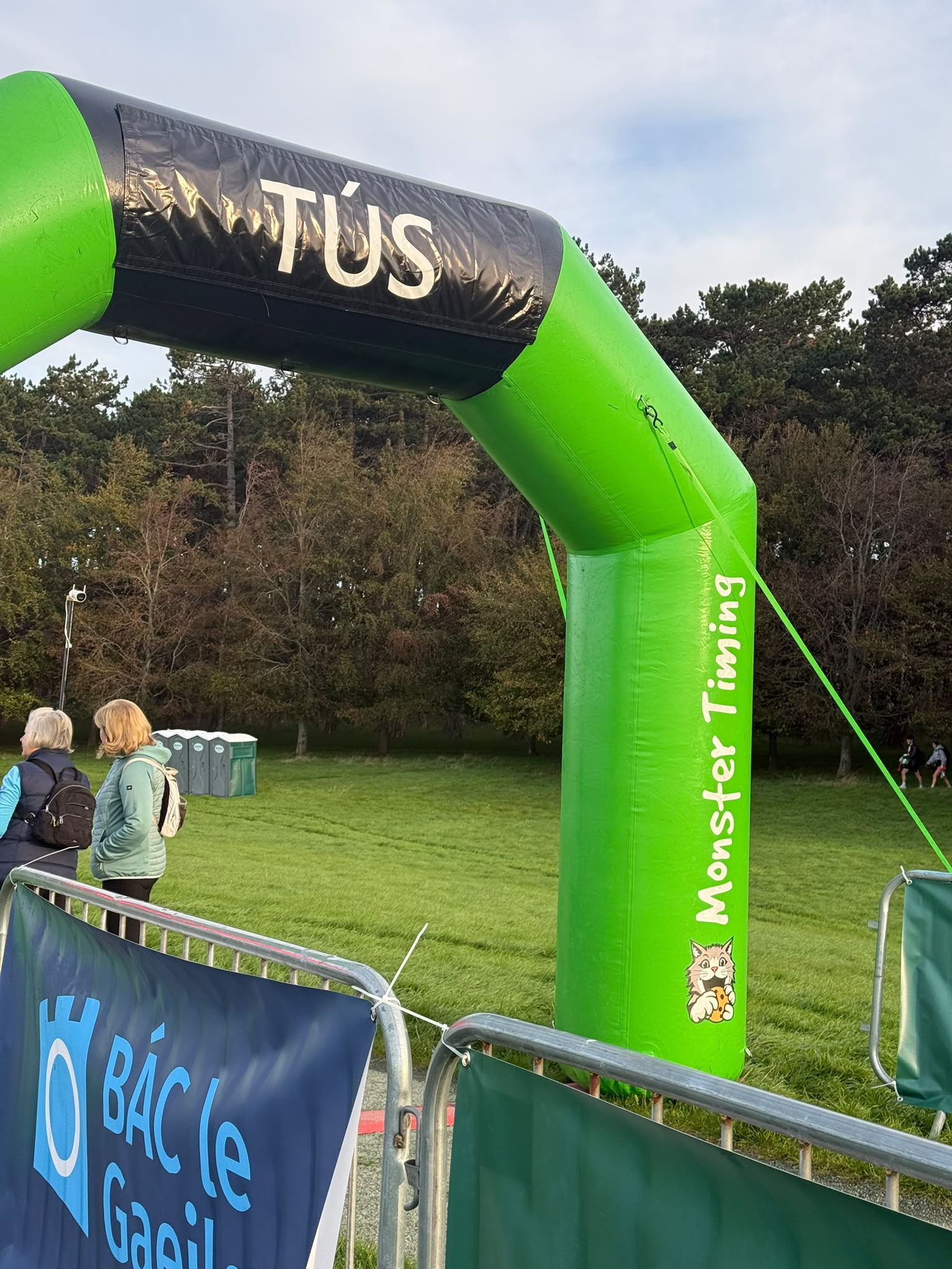 The Gaelathon start arch displaying the Irish word TÚS in Phoenix Park